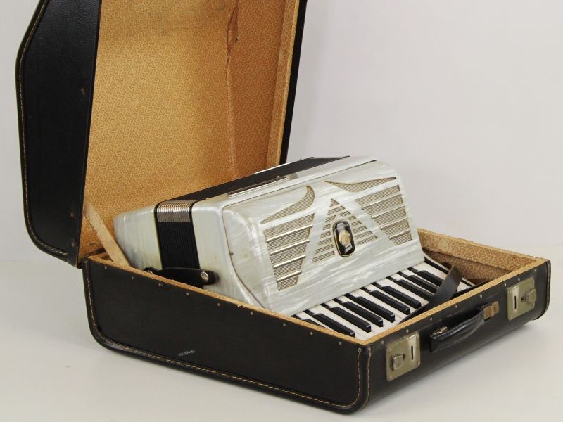 Vintage Weltmeister Unisella accordeon